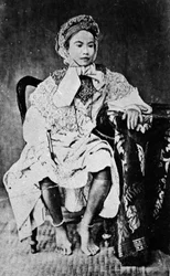 Una reina camboyana o siamesa con vestido europeo, c.1860s